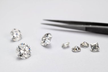 Mücevher Masasında Değerli Elmas Taşları