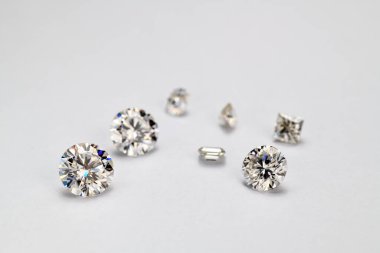 Beyaz Arkaplanda Değerli Lüks Elmaslar