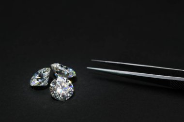 Kıymetli Gemstones Yuvarlak Kesik Elmaslar Karanlık arka planda