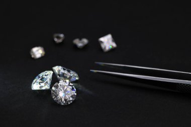 Kıymetli Gemstones Yuvarlak Kesik Elmaslar Karanlık arka planda