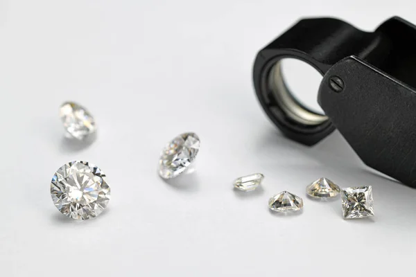 ホワイトを基調とした高級ダイヤモンドと拡大鏡 — ストック写真