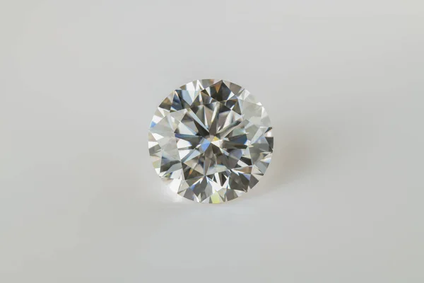 Rund Geschliffener Diamant Edelstein Auf Weißem Hintergrund — Stockfoto
