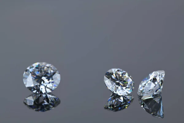 反射エリア上のラウンドカットダイヤモンドの宝石 — ストック写真