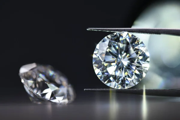 Drága Gyémánt Drágakő Ékszercsipesszel — Stock Fotó