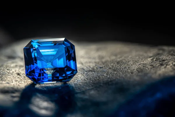 Kostbarer Blauer Saphir Edelstein Auf Dunklem Hintergrund — Stockfoto