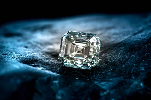 Diamante Talla Asscher Sobre Piedra Natural Azul Oscuro — Foto de Stock