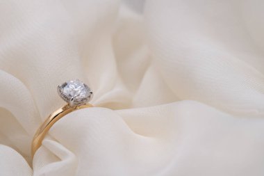 Beyaz Arkaplanda Elmaslı Altın Alyans