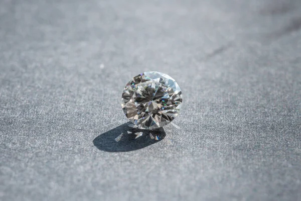 Grande Rotondo Taglio Diamante Sul Tavolo Gioielli Grigi — Foto Stock