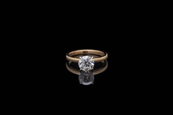 Pierścień Ślubny Solitaire Diamentem Tle Refleksji — Zdjęcie stockowe