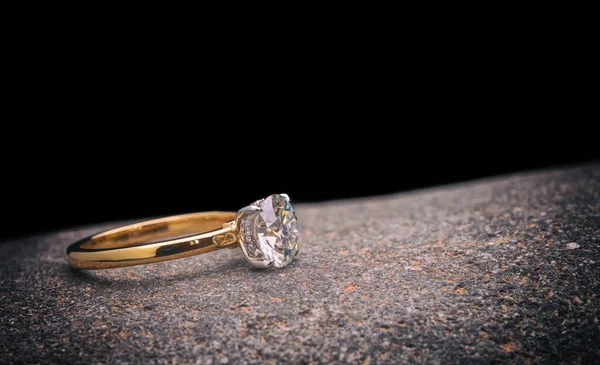 Весільне Кільце Круглим Вирізом Діамантом — стокове фото