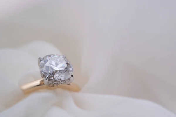 Golden Bröllopsring Med Diamant Vit Mjuk Bakgrund — Stockfoto