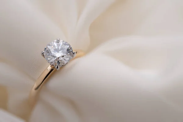 Anel Casamento Dourado Com Diamante Fundo Macio Branco — Fotografia de Stock