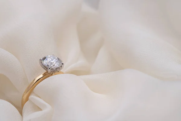 Zlatý Svatební Prsten Diamantem Bílém Měkkém Pozadí — Stock fotografie