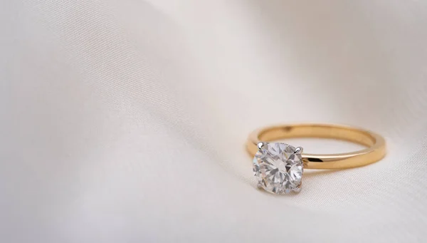 Anello Sposa Dorato Con Diamante Sfondo Bianco Morbido — Foto Stock
