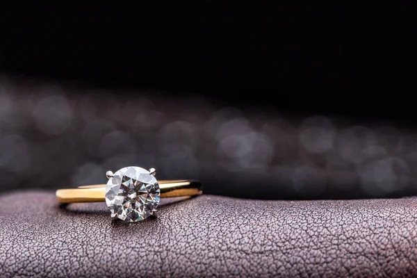 Шлюбний Перстень Діамантом — стокове фото