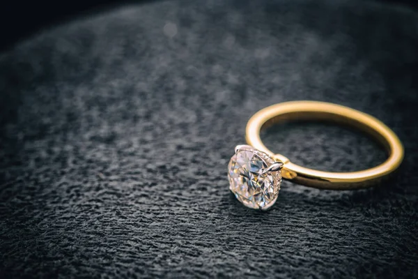 Χρυσό Δαχτυλίδι Αρραβώνων Διαμάντι Στη Φυσική Μαύρη Πέτρα — Φωτογραφία Αρχείου