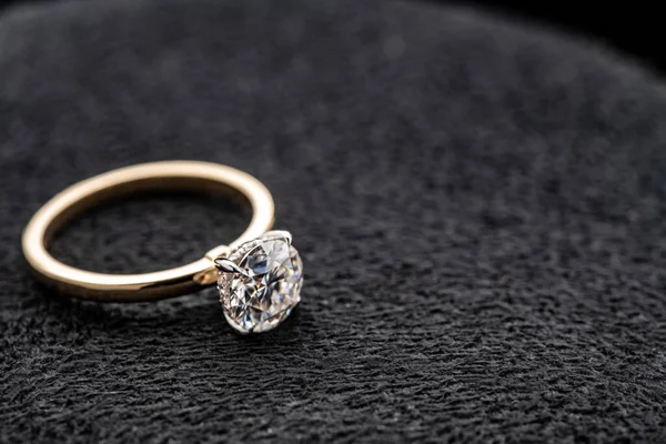 Χρυσό Δαχτυλίδι Αρραβώνων Διαμάντι Στη Φυσική Μαύρη Πέτρα — Φωτογραφία Αρχείου