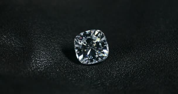 Diamante Brillante Sobre Fondo Oscuro — Vídeo de stock