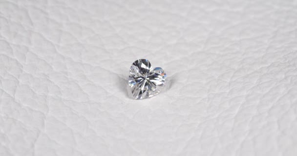 Diamants Taille Coeur Mousseux Sur Fond Cuir Blanc — Video