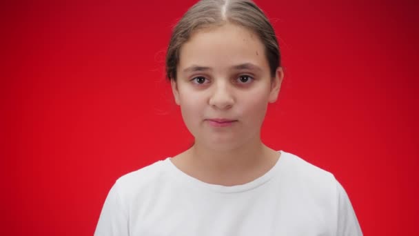 Caucásico Chica Comiendo Fresa Rojo Fondo — Vídeos de Stock