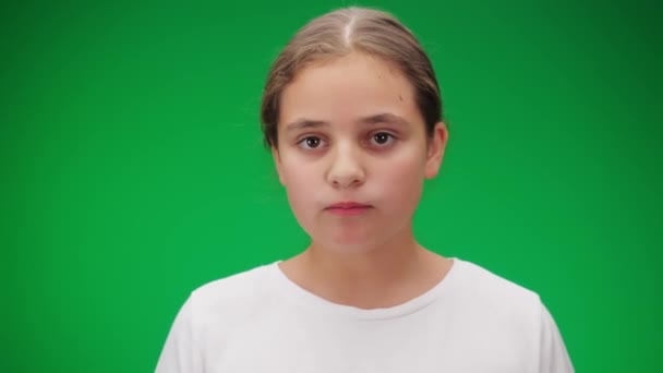 Caucásico Chica Comiendo Manzana Verde Fondo — Vídeos de Stock