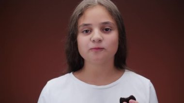 Kahverengi Arkaplanda Kurabiye Yiyen Beyaz Kız