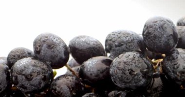 Beyaz arkaplanda taze üzümler