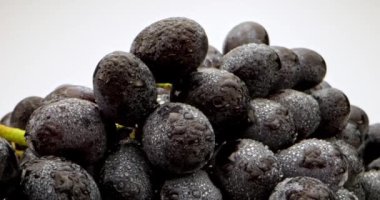 Beyaz arkaplanda taze üzümler