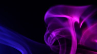 Siyah arka plan üzerine mor duman