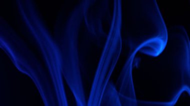 Mavi ve mor siyah arka plan üzerinde duman