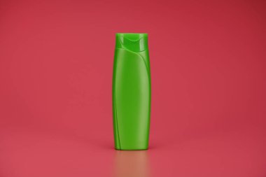 Boş Etiket Şampuanı Yeşil Şişe veya Pembe Arkaplanda Duş Jeli