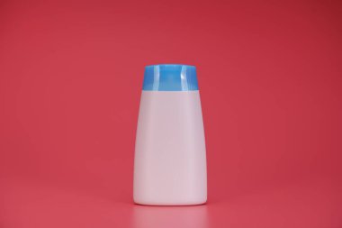 Boş Etiket Şampuan Şişesi ya da Pembe Arkaplanda Duş Jeli