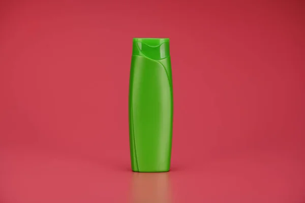 Prázdné Etikety Šampon Zelená Láhev Nebo Sprchový Gel Růžovém Pozadí — Stock fotografie