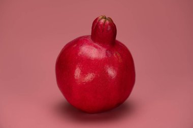 Pembe Arkaplanda Kırmızı Taze Nar