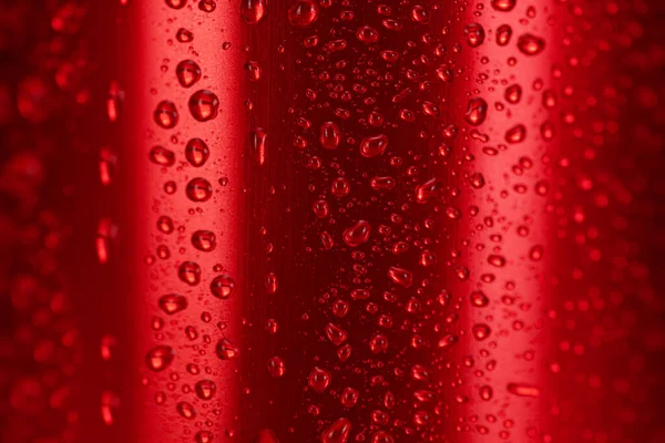 Färskvatten Droppar Röd Burk Metallyta — Stockfoto