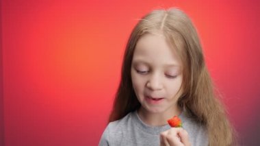 Çilek Yiyen Çocuk Kız