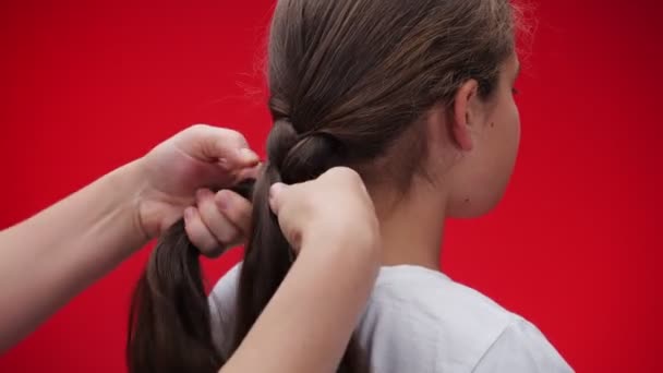 Madre Pleaching Pelo Hija Trenzas — Vídeos de Stock