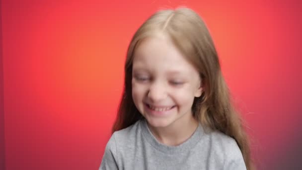 Niedliche Blond Kid Mädchen Lachen — Stockvideo