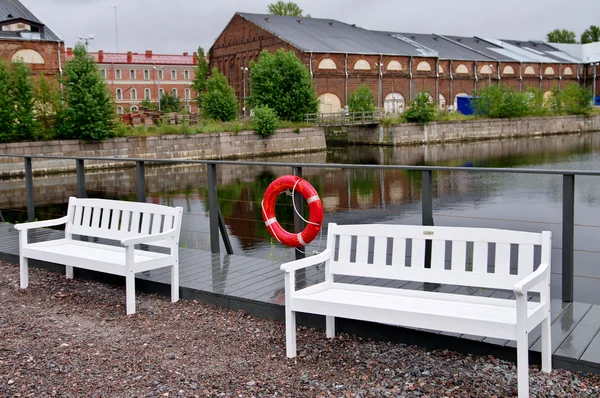 White benches and a lifeline — Stock Photo, Image