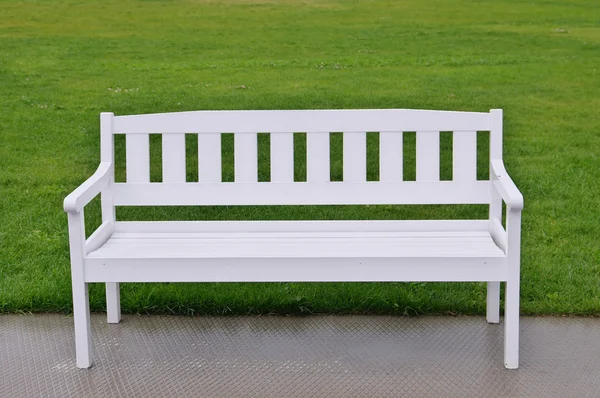 Biały stół na zielonej trawie — Zdjęcie stockowe