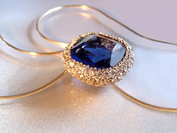 Gümüş pendent safir ve kübik zirconias bir zincir üzerinde makro.