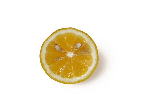 Segment citron sur fond blanc, macro . — Photo