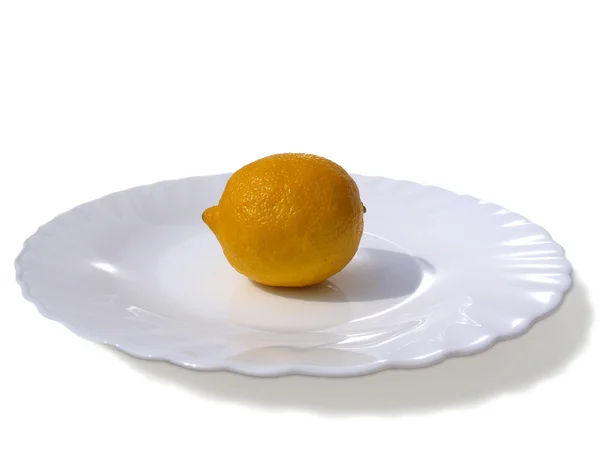 Reife Zitrone auf einem Teller. — Stockfoto