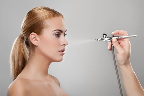 Stiftelsen spray — Stockfoto