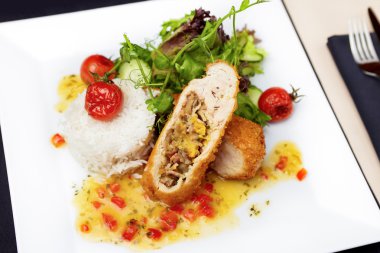 Doldurulmuş tavuk filetosu.