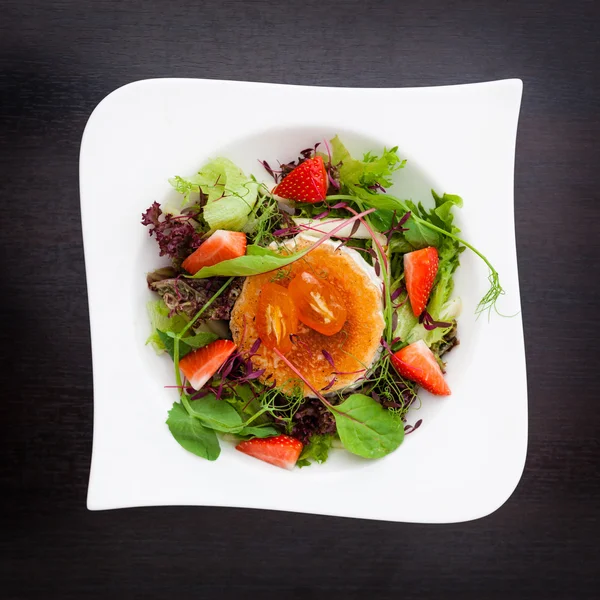 Warme geit kaas salade — Stockfoto