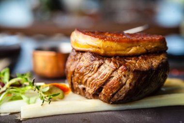 Tournedos Rossini. Foie gras, Black Angus sığır filetosu, beyaz kuşkonmaz, kırmızı şarap sosu. Modern gurme yemek restoranında öğle yemeği olarak sunulan lezzetli, sağlıklı geleneksel yemekler.