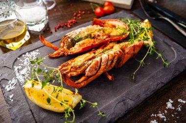 Tereyağlı ıstakoz. Bitki yağı, limon. Modern gurme yemek restoranında öğle yemeği olarak sunulan lezzetli, sağlıklı geleneksel yemekler.