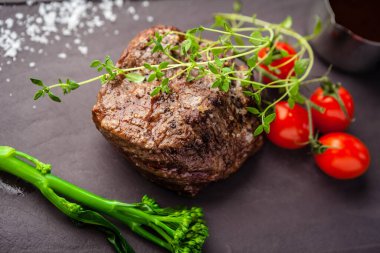 Estonya sığır filetosu bifteği. Modern gurme yemek restoranında öğle yemeği olarak sunulan lezzetli, sağlıklı geleneksel yemekler.