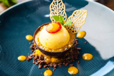 Mango, elma, krem peynir, tutkulu meyve tatlısı. Modern gurme yemek restoranında öğle yemeği olarak sunulan lezzetli, sağlıklı geleneksel yemekler.